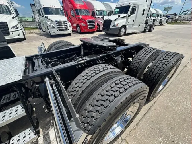 2021 Freightliner Cascadia 126