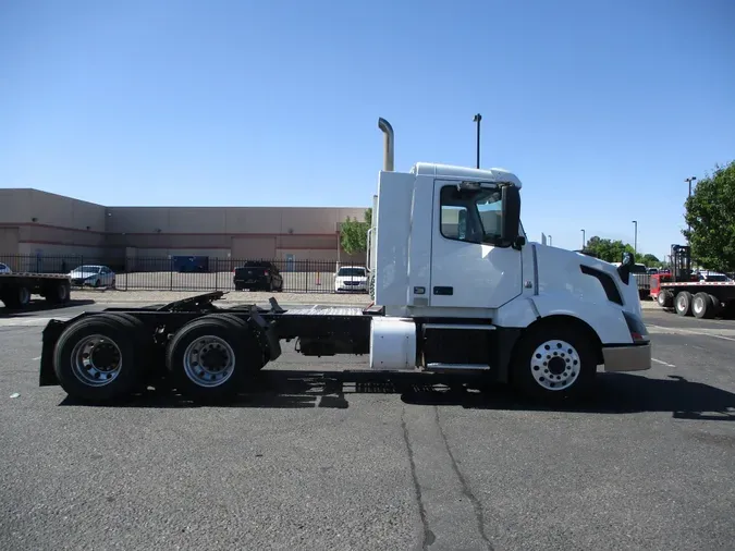 2017 VOLVO VNL64TRACTOR