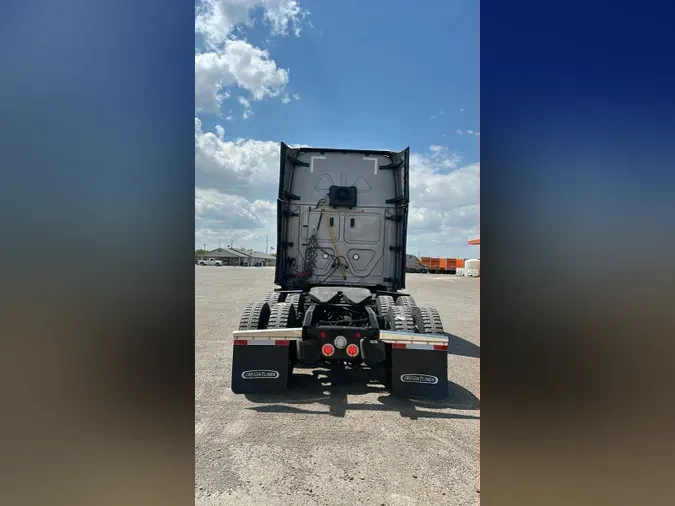 2022 Freightliner Cascadia 126