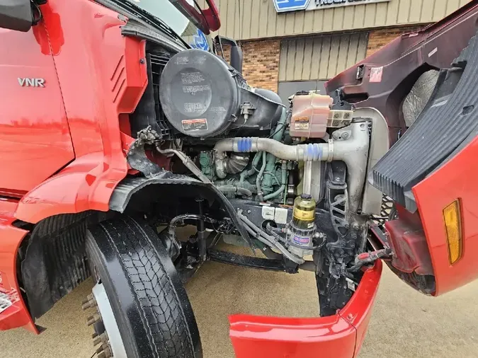 2022 VOLVO VNR64T300