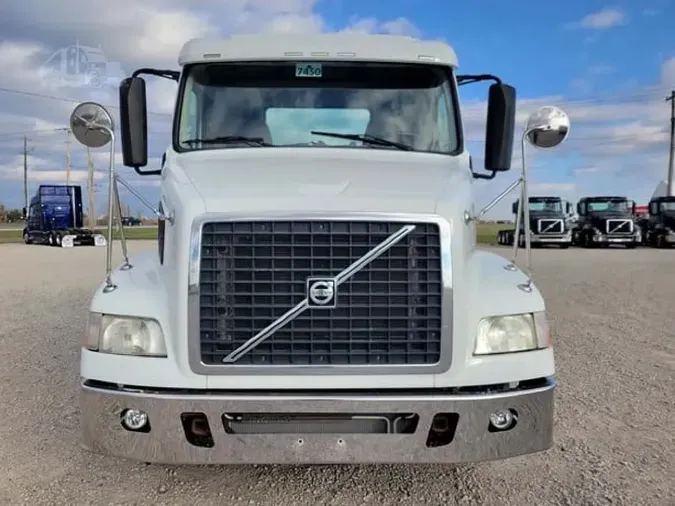 2014 VOLVO VNM64T200