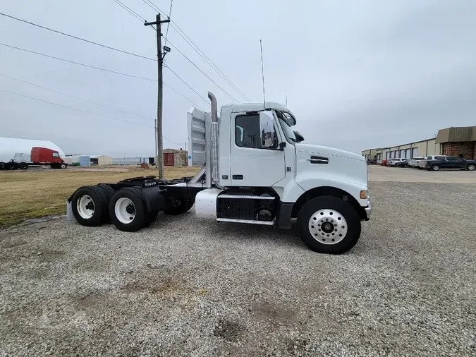 2016 VOLVO VHD64FT200