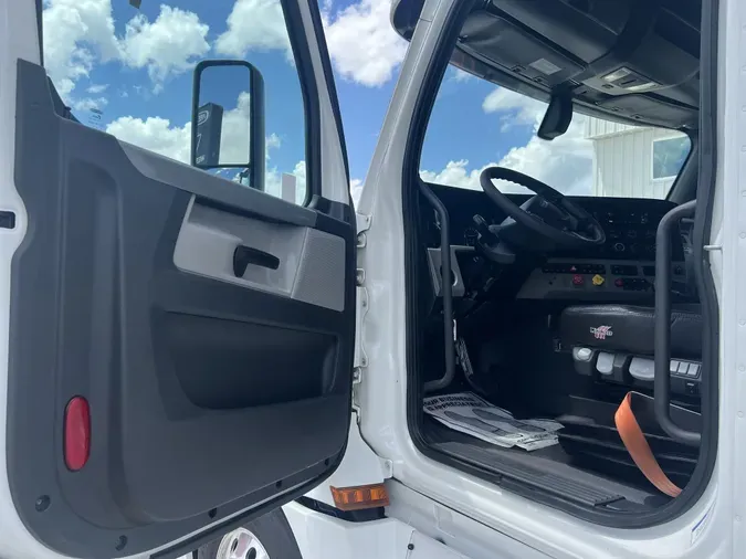 2019 FREIGHTLINER CASCADIA 126