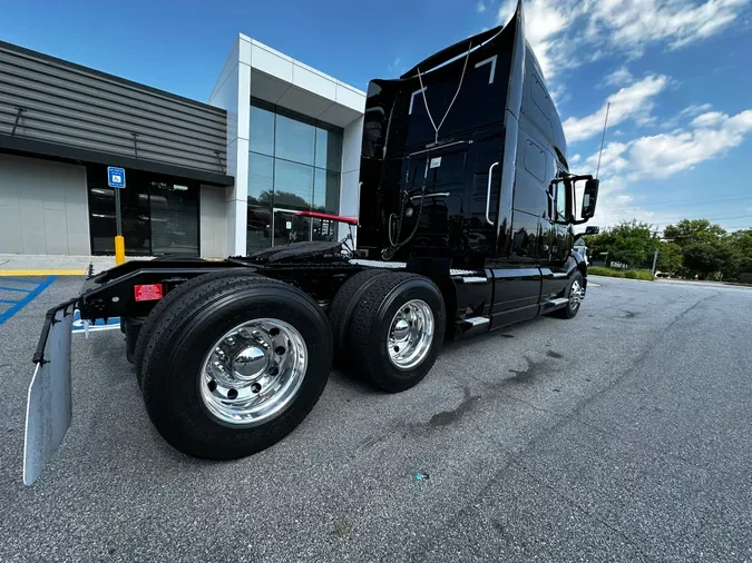 2021 Volvo VNL64T760