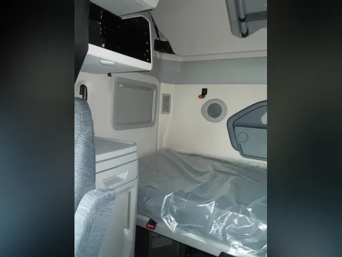 2025 VOLVO VNL64T860