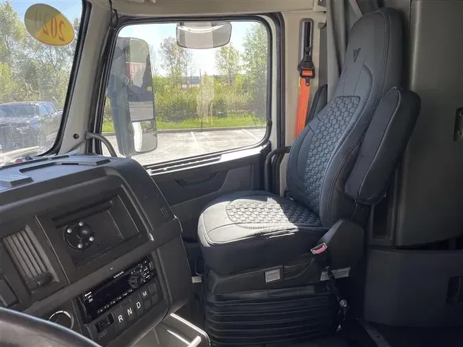 2020 VOLVO VNL760