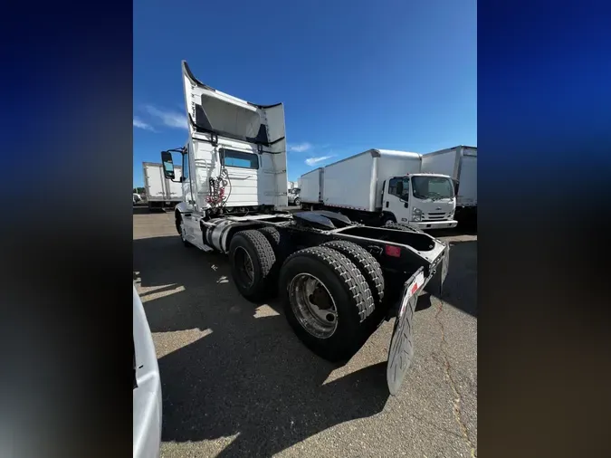 2018 VOLVO VNL64T-300