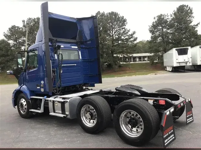 2020 VOLVO VNR300