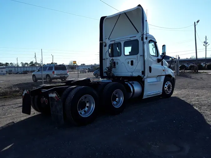 2015 FREIGHTLINER/MERCEDES CASCADIA 125