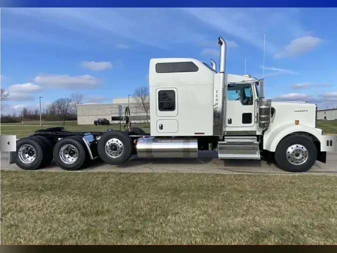 2024 Kenworth W900