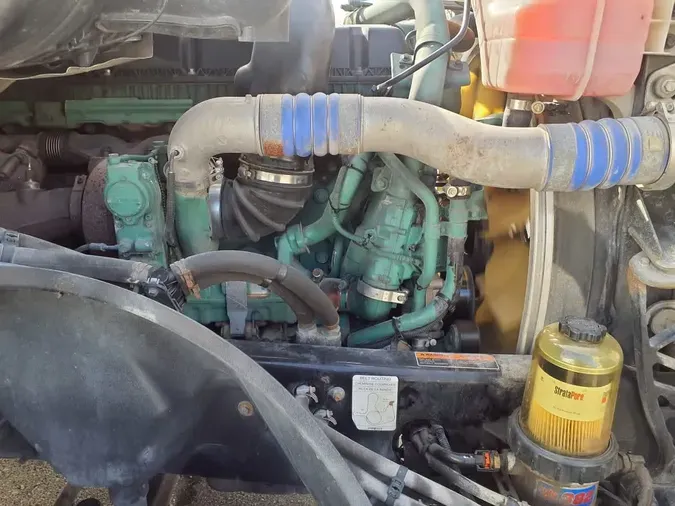 2019 VOLVO VNL64T-300