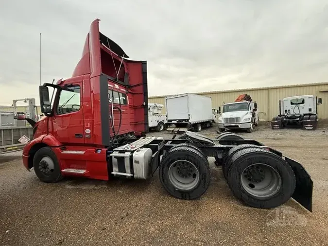 2022 VOLVO VNR64T300