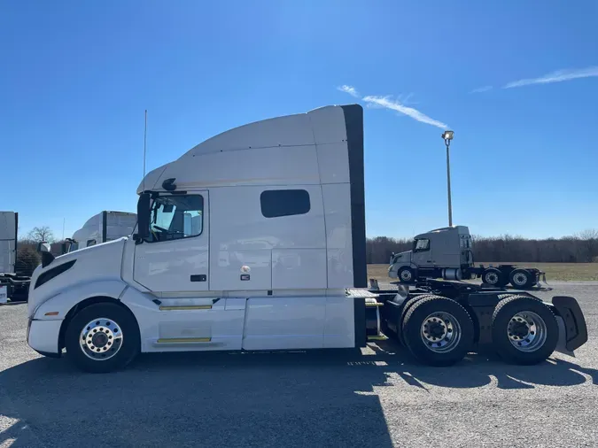 2021 VOLVO VNL64T740