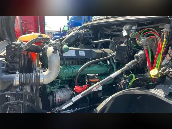 2020 VOLVO VNL760