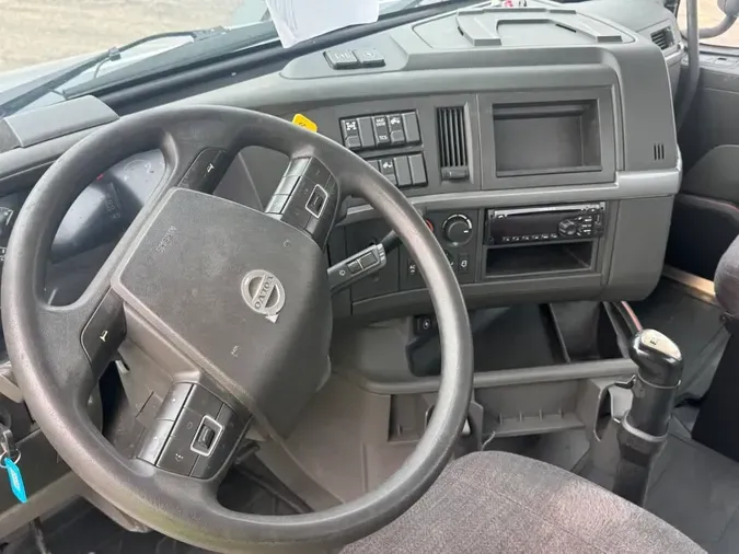 2019 VOLVO VNR64T 300
