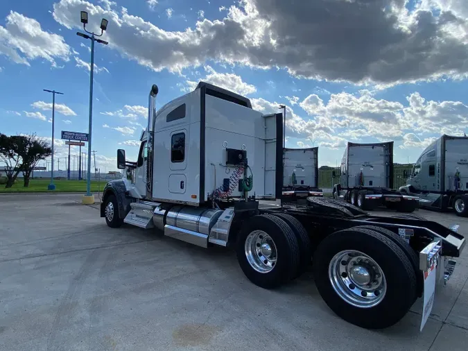 2023 Kenworth W990