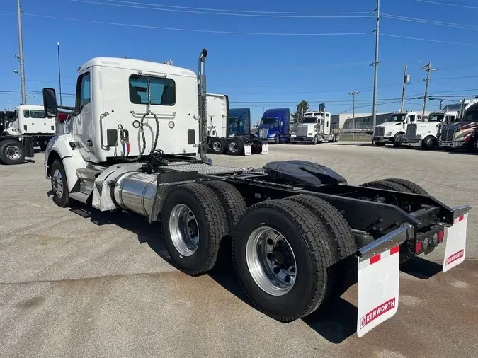 2025 Kenworth T880