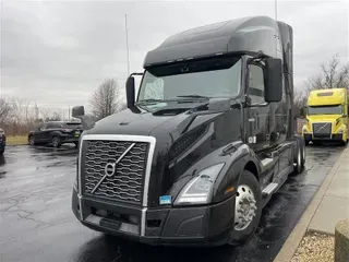 2021 VOLVO VNL64T760