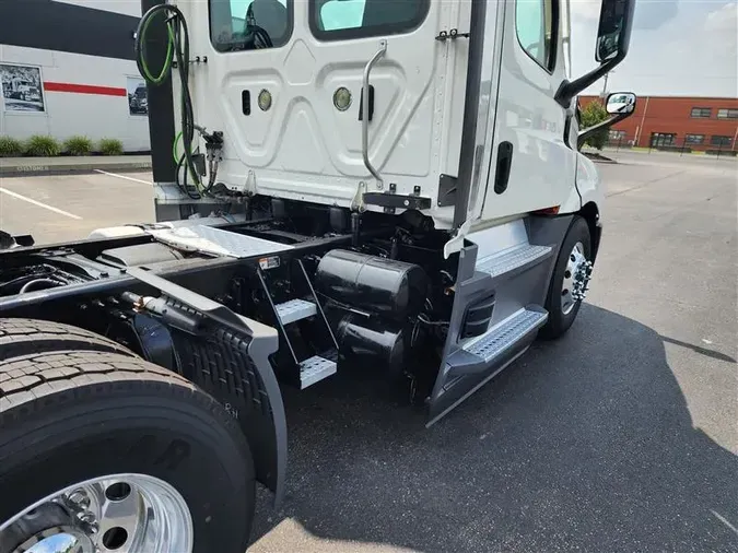 2021 FREIGHTLINER CA126