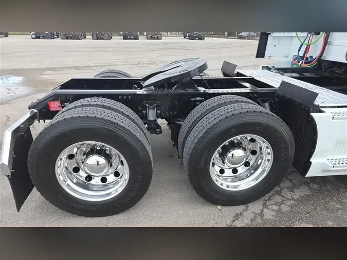 2022 VOLVO VNL64T860