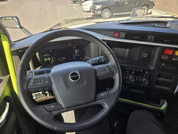 2025 VOLVO VNL64TV04