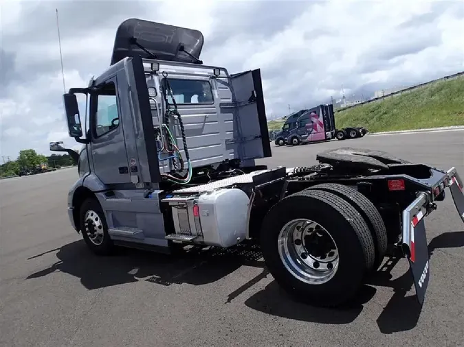 2025 VOLVO VNR42T300