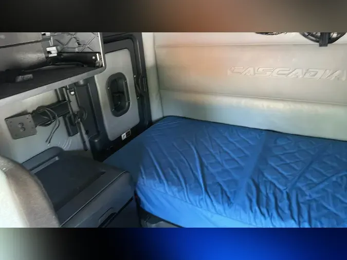 2021 Freightliner Cascadia 126