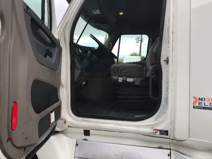 2018 Freightliner X12564ST