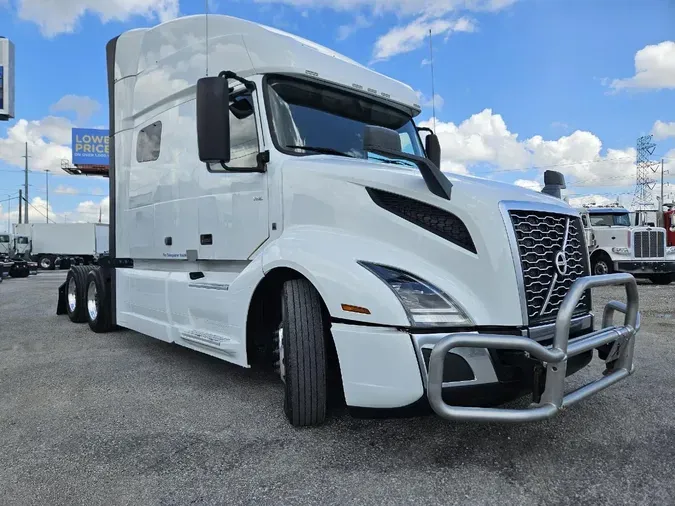 2022 VOLVO VNL64T740