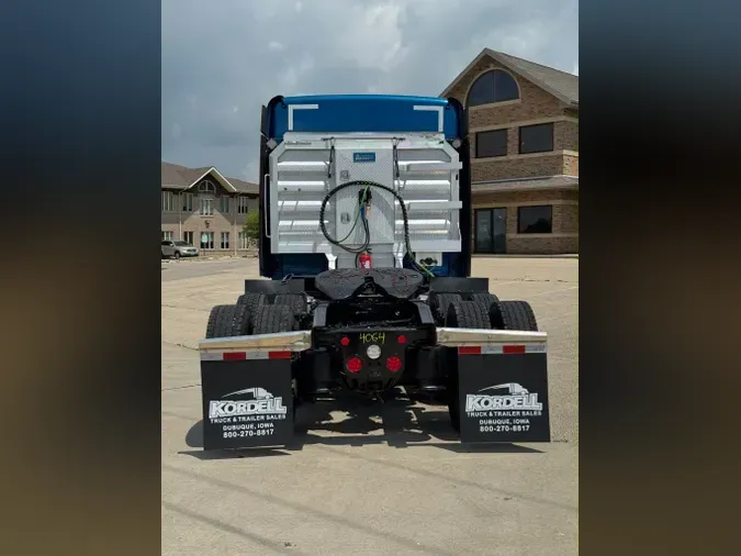 2021 FREIGHTLINER Cascadia 126
