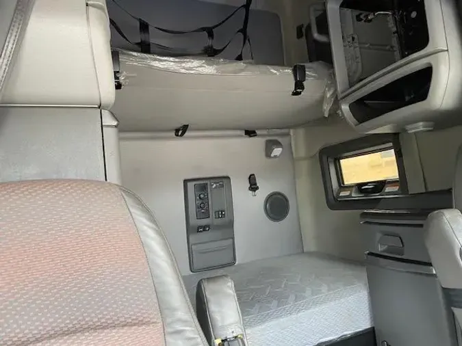 2022 Volvo VNL64T760