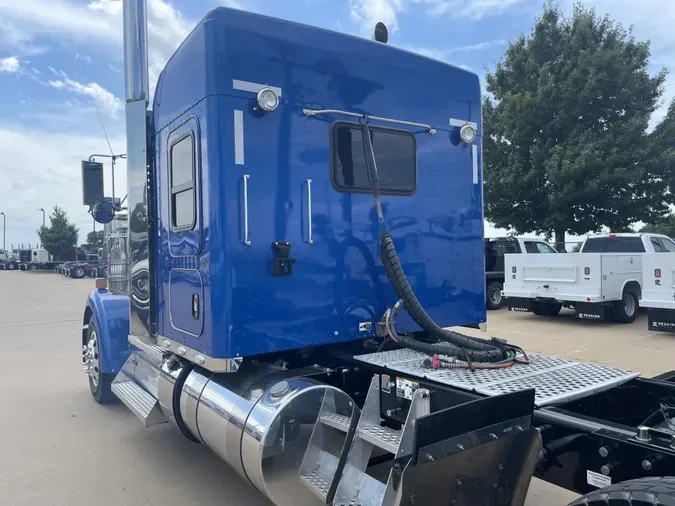 2022 Kenworth W900