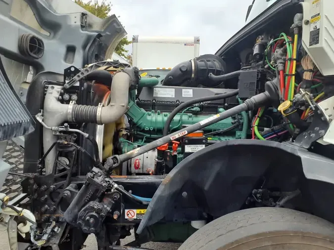 2019 VOLVO VNL64T-300