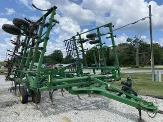 2011 JOHN DEERE 2210