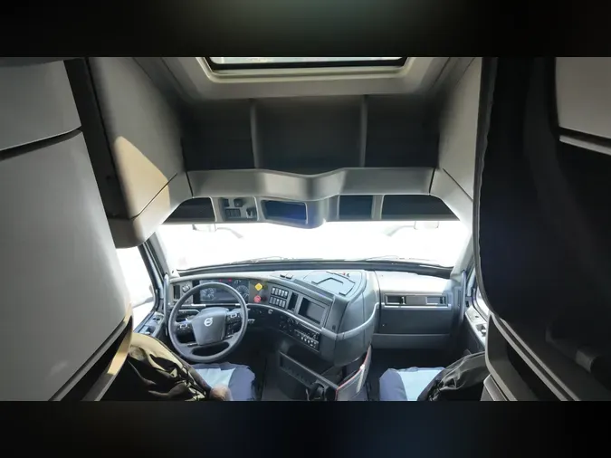 2019 VOLVO VNL64T760