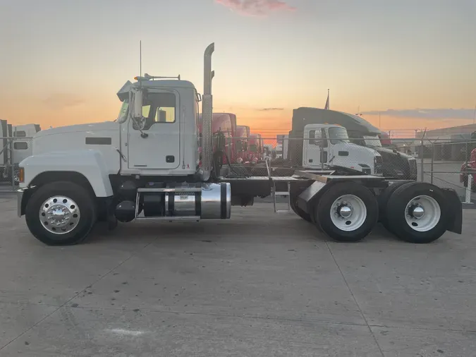 2019 MACK PI64T