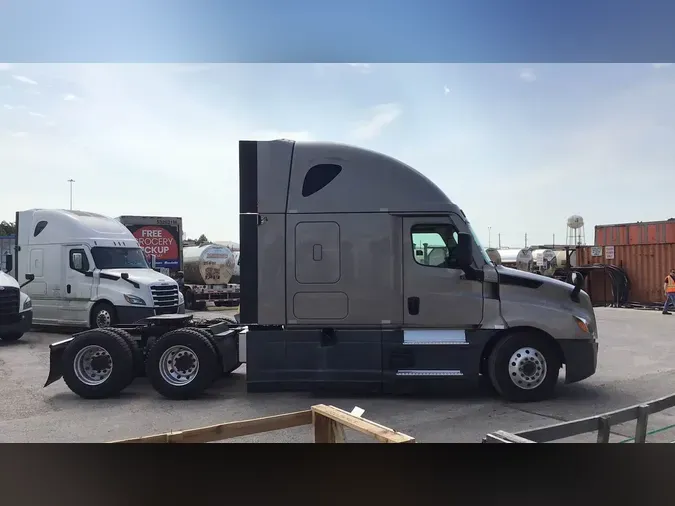 2022 Freightliner Cascadia 126