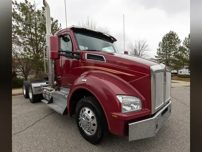 2021 KENWORTH T880