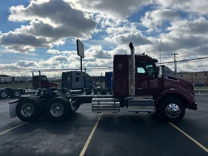 2025 Kenworth T880