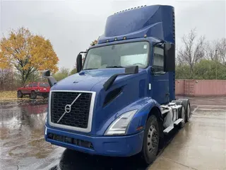 2019 VOLVO VNR64T300