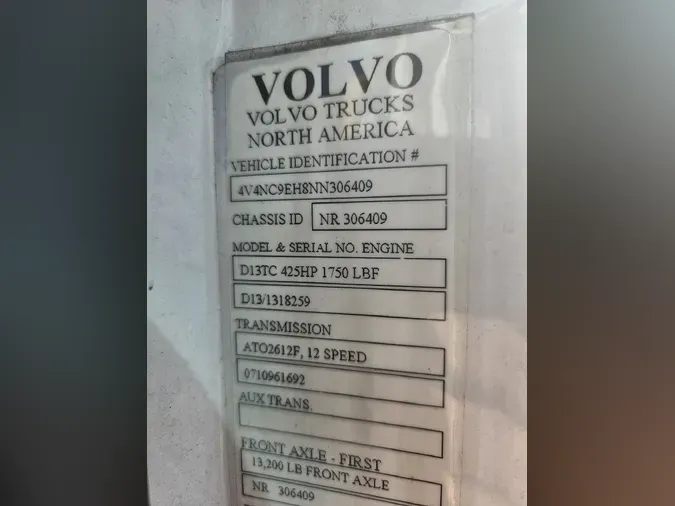 2022 VOLVO VNL64T740