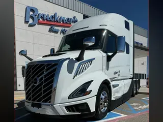 2025 VOLVO VNL64T860