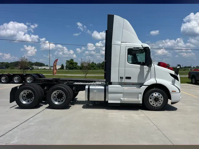 2025 VOLVO VNR64T300