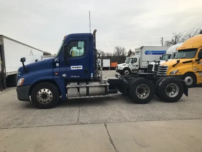 2015 Freightliner X12564ST