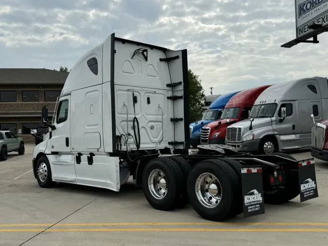 2022 FREIGHTLINER Cascadia 126