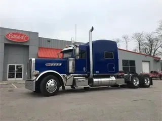 2017 PETERBILT 389