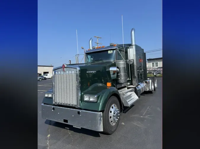 2025 Kenworth W900