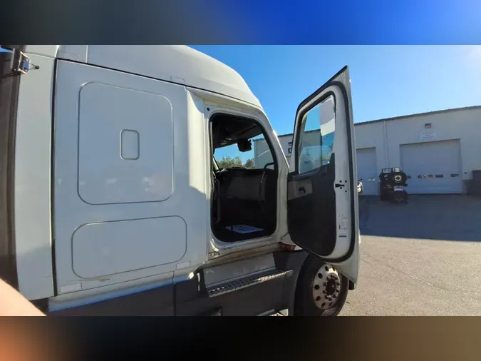 2021 Freightliner Cascadia 126