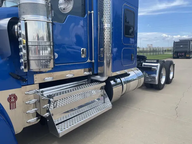 2022 Kenworth W900