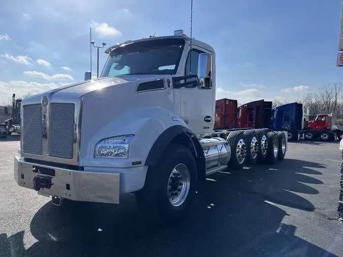 2025 Kenworth T880